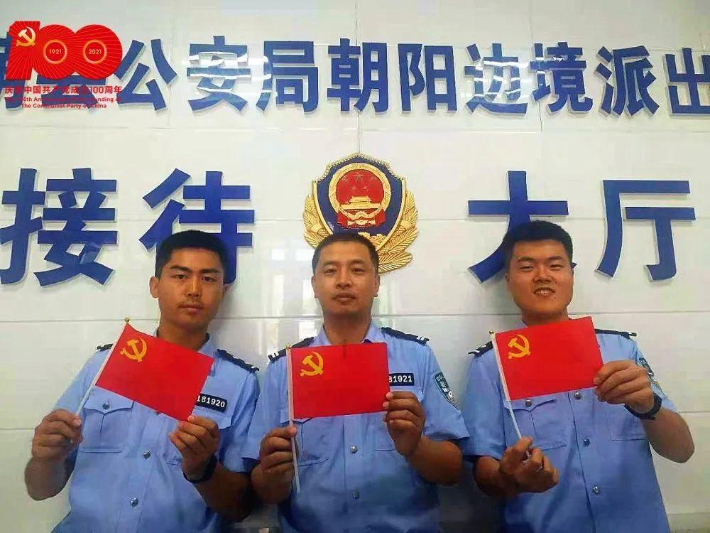 谁说“屁股大”的女生就不能穿牛仔裤?配一字肩T恤,活力满满